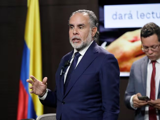 Ministro del Interior exige garantías de seguridad para candidatos tras atentado contra Miguel Uribe Turbay