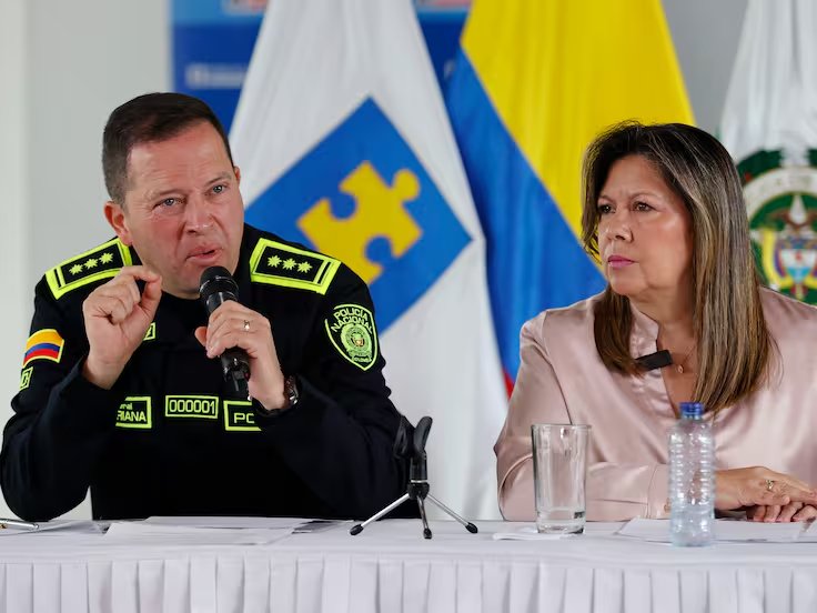 El director general de la Policía, Carlos Fernando Triana (i), habla junto a la fiscal general de Colombia, Luz Adriana Camargo, durante una rueda de prensa este lunes, en Bogotá (Colombia). Foto: EFE/ Mauricio Dueñas Castañeda / Mauricio Dueñas Castañeda (EFE)