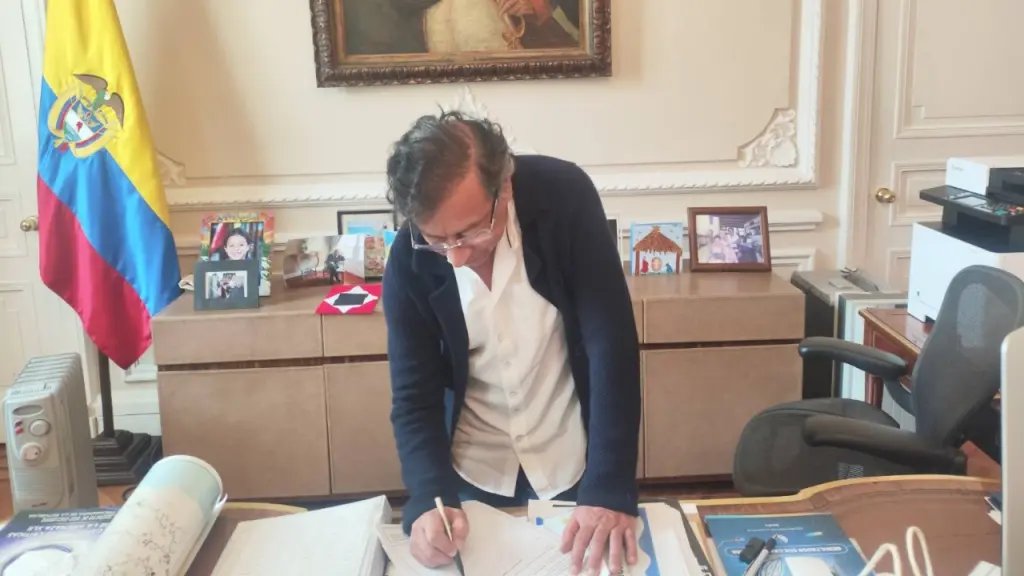 Petro derogó el ‘decretazo’ de la consulta popular, pero su revisión jurídica continúa