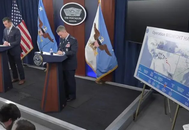 El secretario de Defensa, Pete Hegseth y el jefe del Estado Mayor, Dan Caine, anuncian la operación Martillo de Medianoche contra Irán Foto: DEPARTAMENTO DE DEFENSA