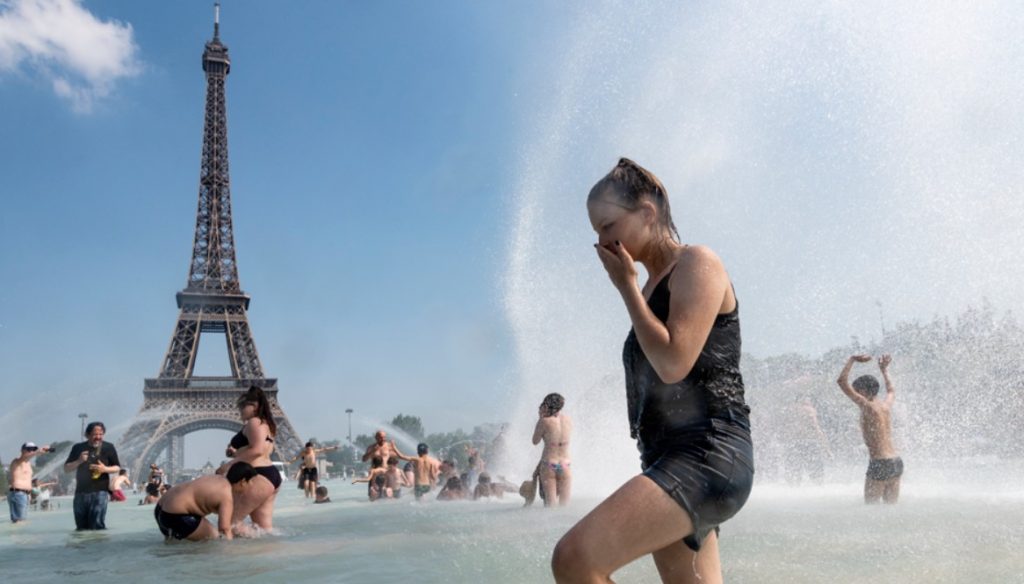 Ola de calor extrema obliga al cierre de colegios y de la Torre Eiffel en Francia