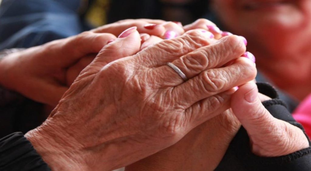 Falsos trabajadores médicos abordan a adultos mayores en Bogotá para robarlos en sus casas