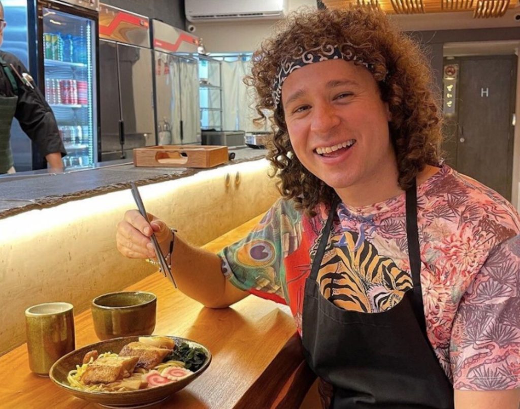 Filtran sueldos y denuncias laborales en restaurante de Luisito Comunica, Deigo Ramen