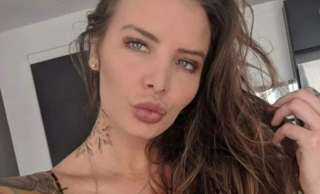 Evelyn Miller: la historia de la modelo con útero didelfo que divide su intimidad entre OnlyFans y su pareja