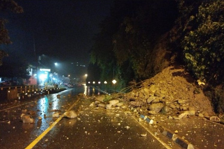 Bloqueo total en la vía al Llano por deslizamientos de tierra tras fuertes lluvias