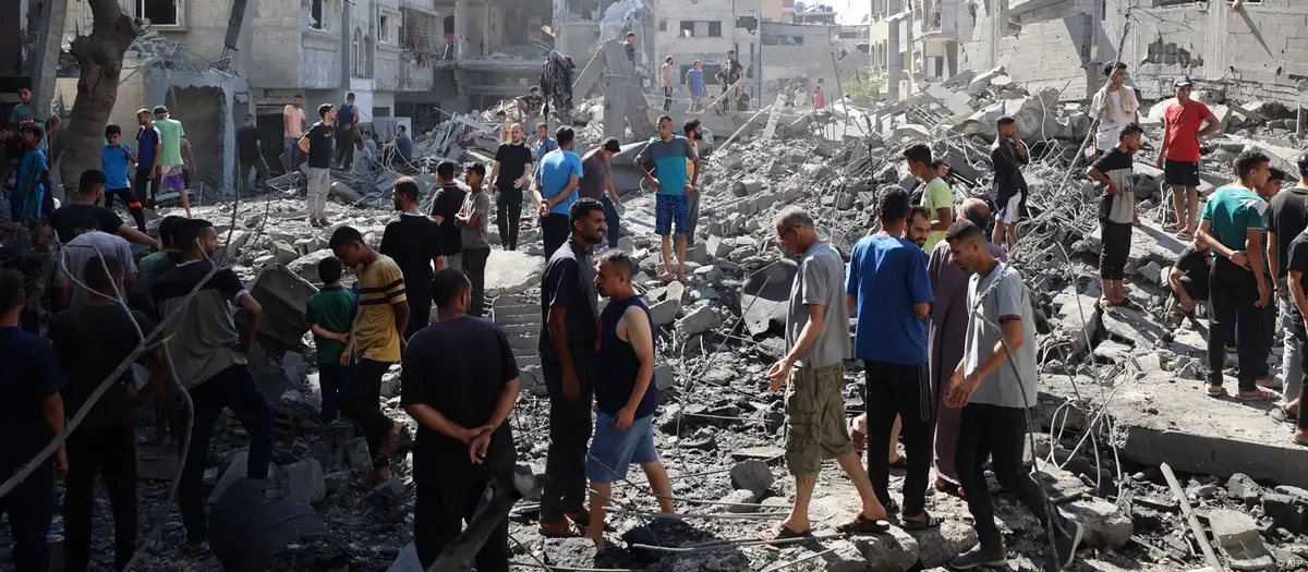 Un grupo de palestinos inspecciona el daño causado por un ataque israelí contra un campo de refugiados. Foto: AFP