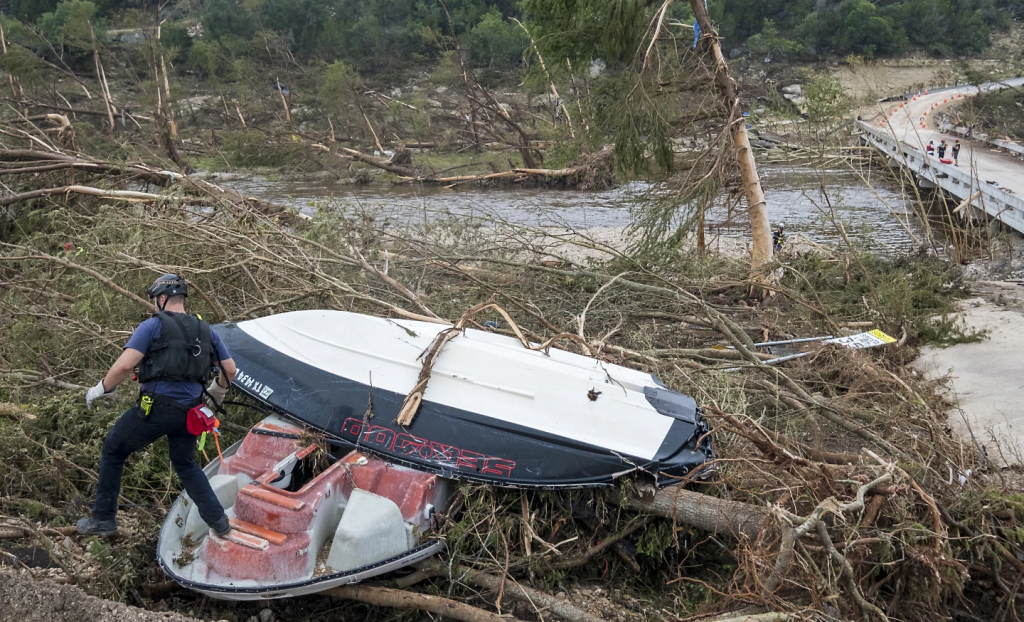 Cuadrillas de rescate registran la orilla del río Guadalupe mientras continúan las operaciones de búsqueda tras las inundaciones en Ingram, Texas, el 6 de julio del 2025. Foto: (AP foto/Rodolfo Gonzalez)