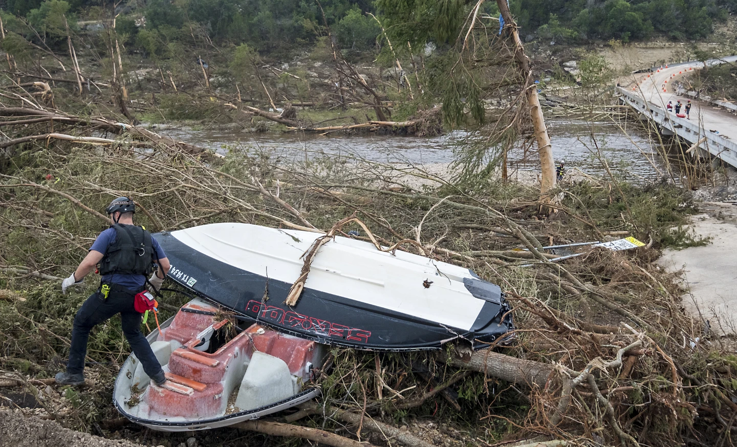 Cuadrillas de rescate registran la orilla del río Guadalupe mientras continúan las operaciones de búsqueda tras las inundaciones en Ingram, Texas, el 6 de julio del 2025. Foto: (AP foto/Rodolfo Gonzalez)
