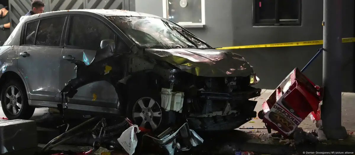 Así quedó el vehículo que atropelló a una treintena de personas en Los Ángeles. Foto: Damian Dovarganes/AP