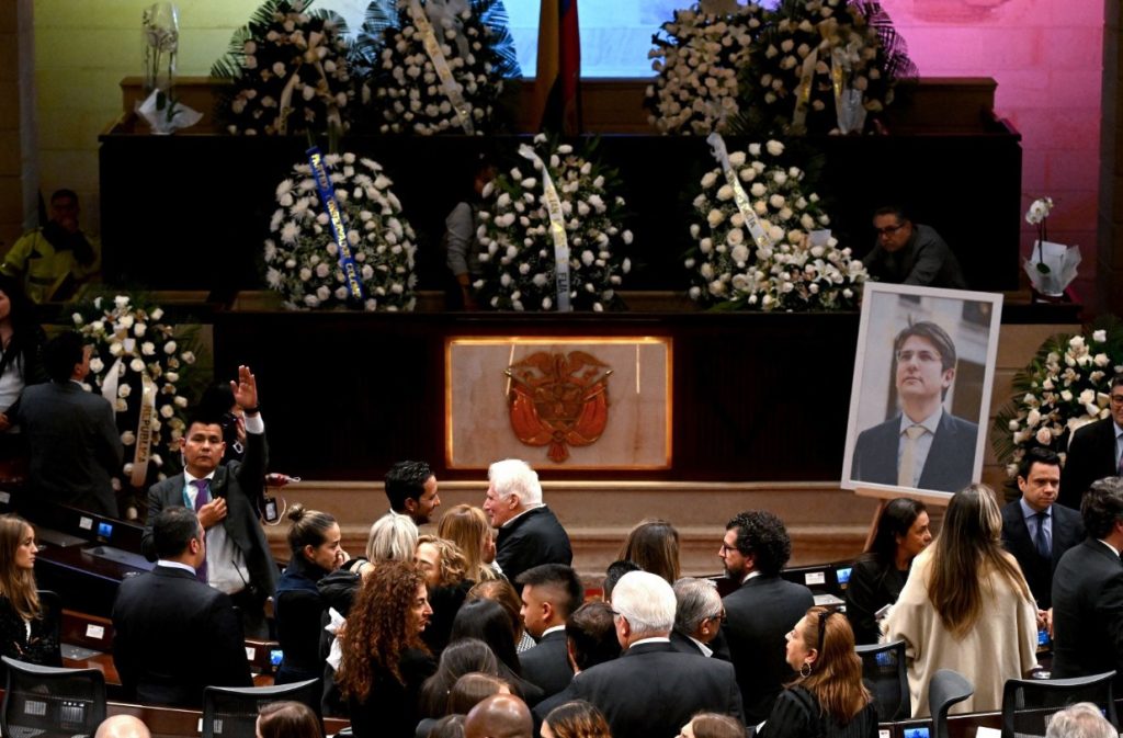 Así transcurre el homenaje póstumo a Miguel Uribe Turbay en el Congreso