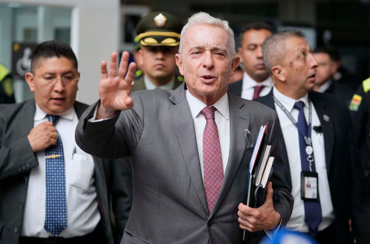 Álvaro Uribe Vélez es absuelto de los delitos de soborno y fraude procesal
