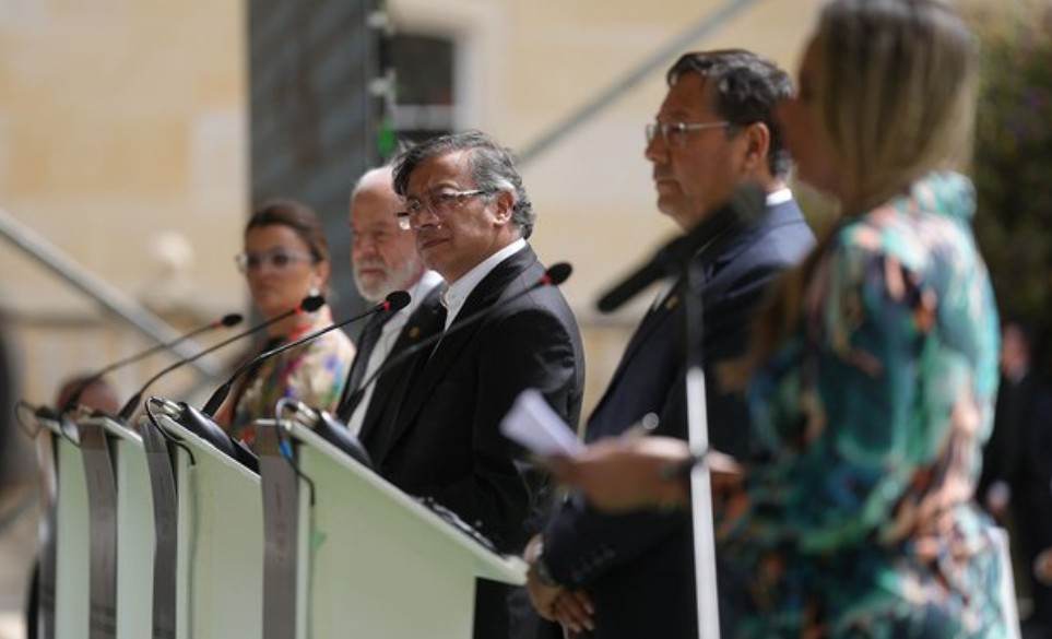 Petro lanza nueva teoría sobre atentado que mató a 13 policías en Antioquia