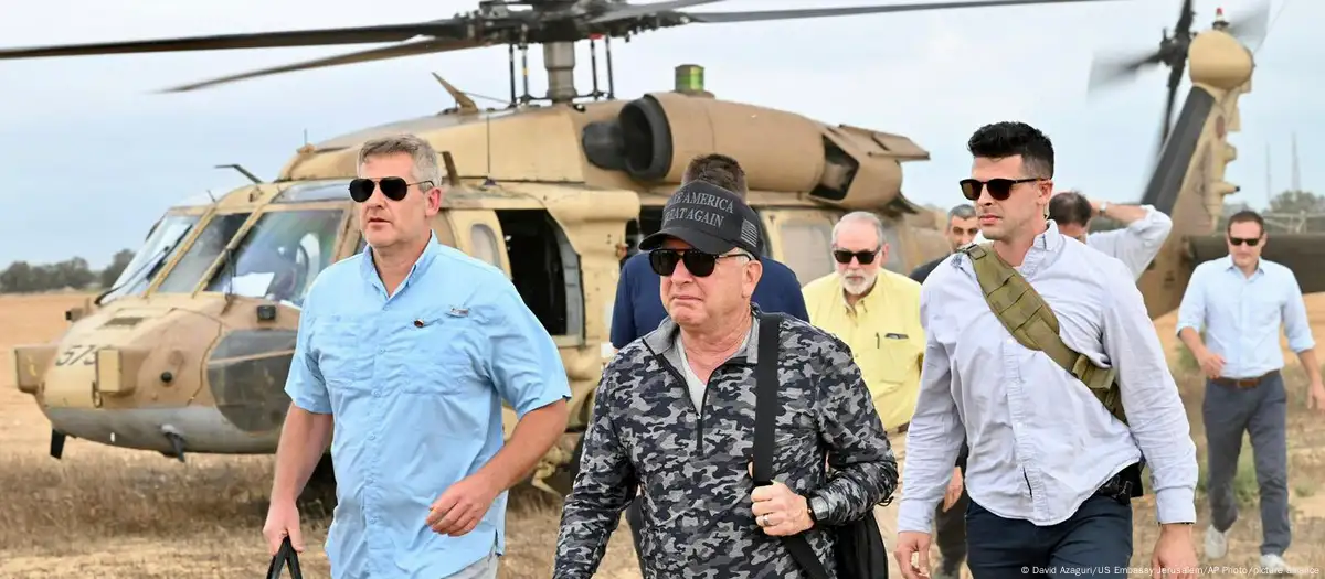 Steve Witkoff (centro), visitó un centro de distribución de ayuda de la Fundación Humanitaria para Gaza (GHF) en la Franja de Gaza este viernes (01.08.2025). Foto: David Azaguri/US Embassy Jerusalem/AP Photo