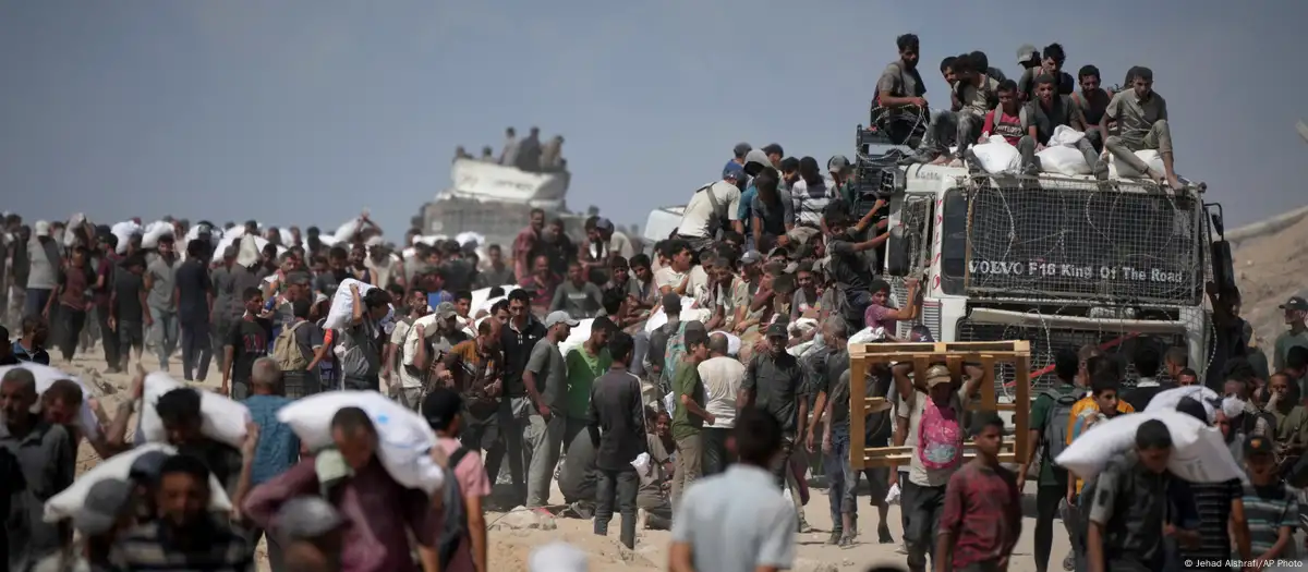 Palestinos llevan sacos de harina extraídos de un convoy de ayuda humanitaria en las afueras de Beit Lahiya, al norte de la Franja de Gaza (01.08.2025) Foto: Jehad Alshrafi/AP Photo