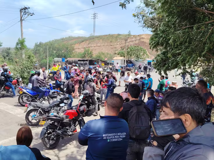 Paro minero en la vía Cúcuta-El Zulia Foto: Caracol radio