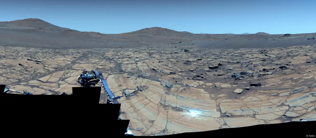 Imagen compuesta por el róver Perseverance en un día claro y sin polvo en Marte, con colores realzados que se parecen engañosamente a la Tierra. Foto: NASA