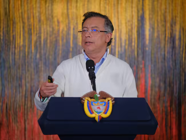 Petro se despachó contra el fallo que dejó en libertad al expresidente Uribe