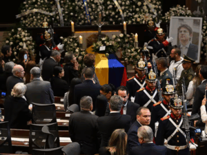 Féretro y el retrato del candidato presidencial colombiano Miguel Uribe, en el Congreso. (Foto de Raul Arboleda/AFP vía Getty Images) / RAUL ARBOLEDA