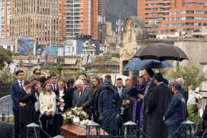 Entierro del senador y precandidato Miguel Uribe, este 13 de agosto, en el Cementerio Central de Bogotá. Foto: El Espectador