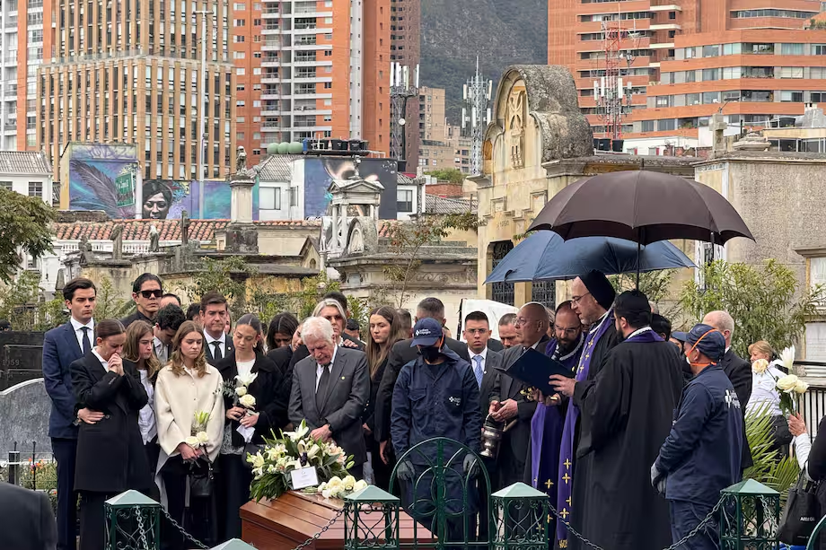 Entierro del senador y precandidato Miguel Uribe, este 13 de agosto, en el Cementerio Central de Bogotá. Foto: El Espectador