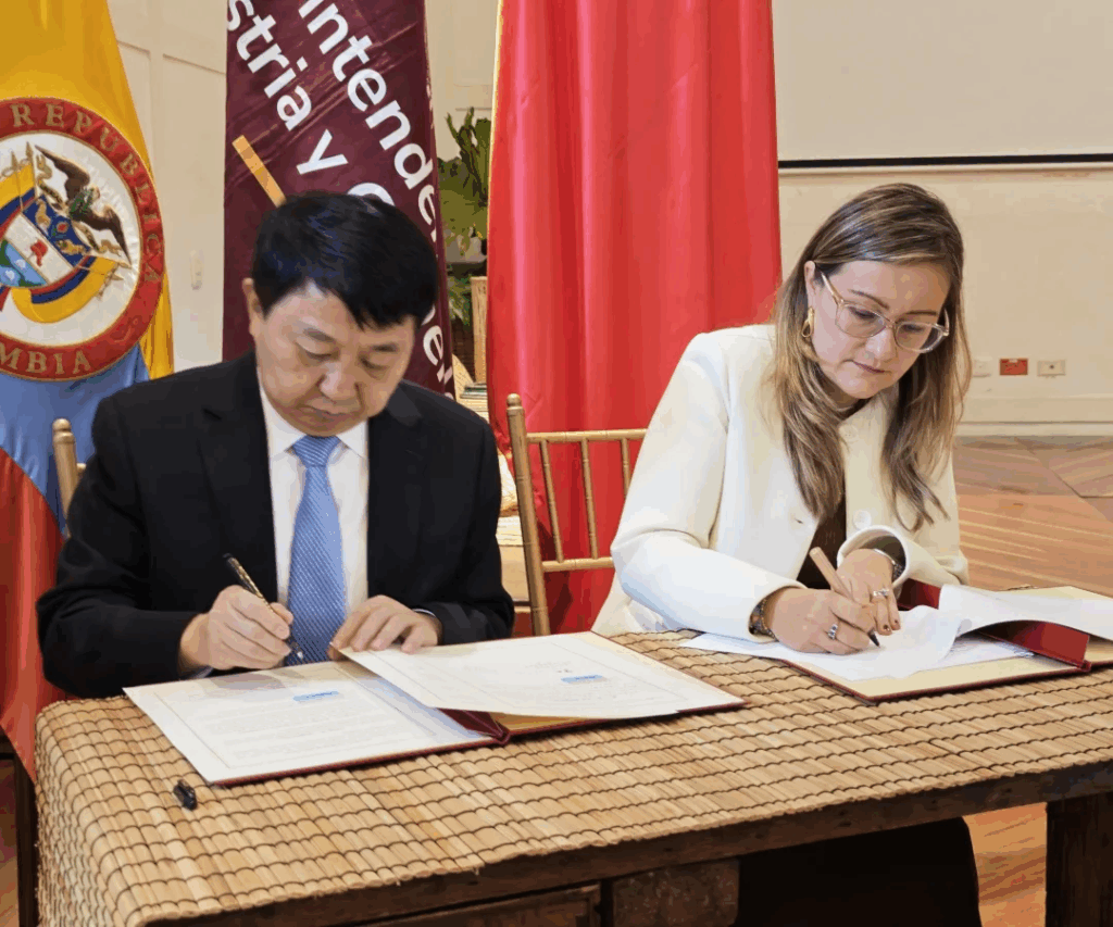 Firma memorando de entendimiento comercial entre Colombia y China Foto: @cielo_rusinque
