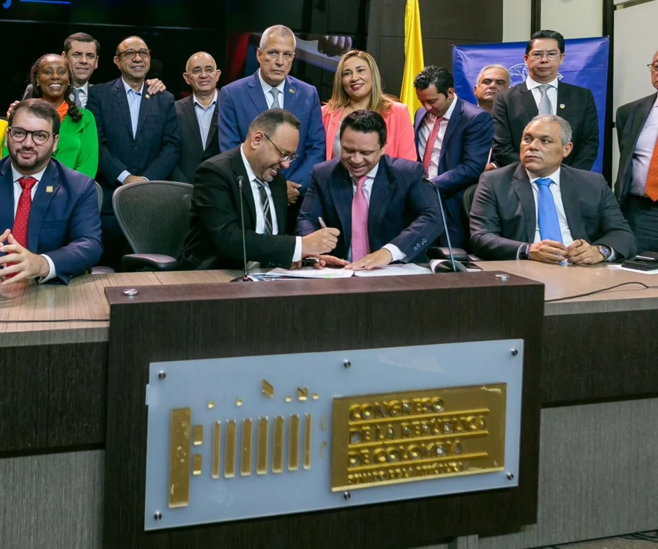 Gobierno radicó proyecto que sube 30% la factura de internet a estratos 5 y 6 Foto: LR