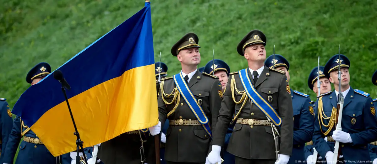 Guardia de honor en la ceremonia central de Día de la Bandera en Ucrania. Foto: Ukrainian Presidential Press Office/AP Photo/