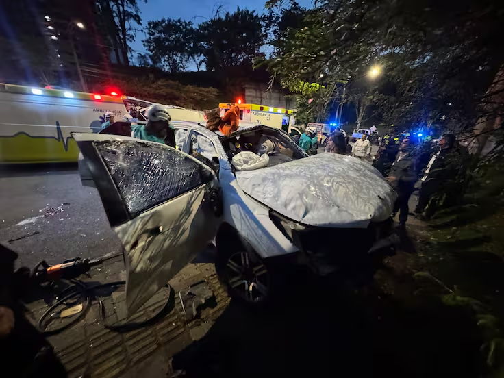 La camioneta sufrió un volcamiento que causó daños considerables Foto: caracol radio
