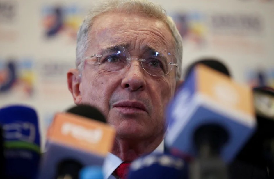Niegan solicitud para suspender orden de captura contra Álvaro Uribe Vélez