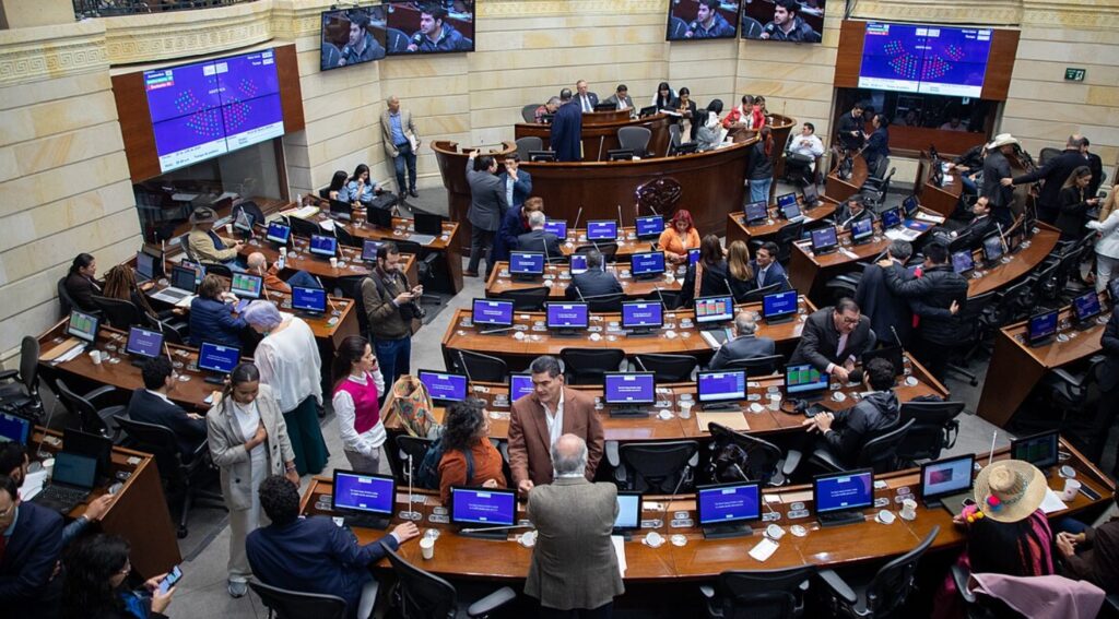Senado toma esta semana crucial decisión para la democracia de Colombia