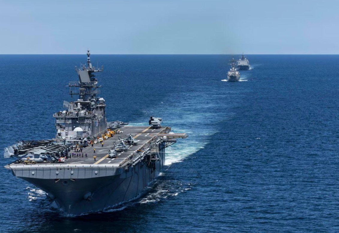 EE.UU. reacciona al sobrevuelo de cazas venezolanos sobre sus buques en el Caribe