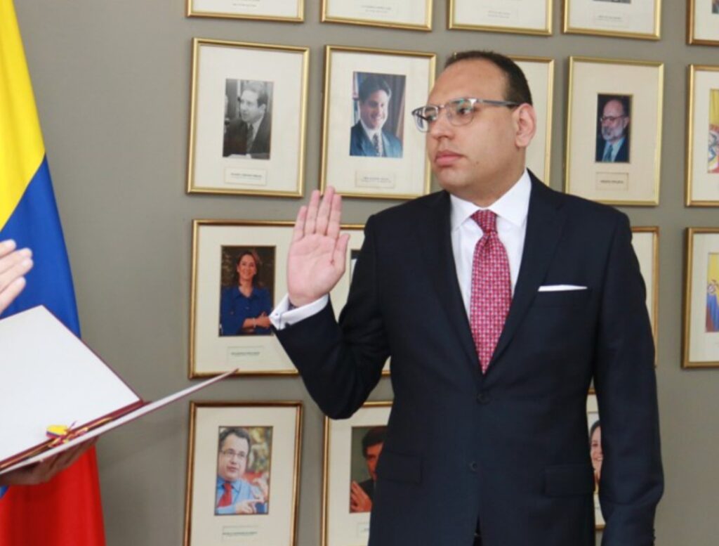 Renuncia del ministro TIC agudiza crisis en el gabinete Petro