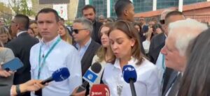 María Claudia Tarazona encabeza homenaje a Miguel Uribe, a un mes de su muerte