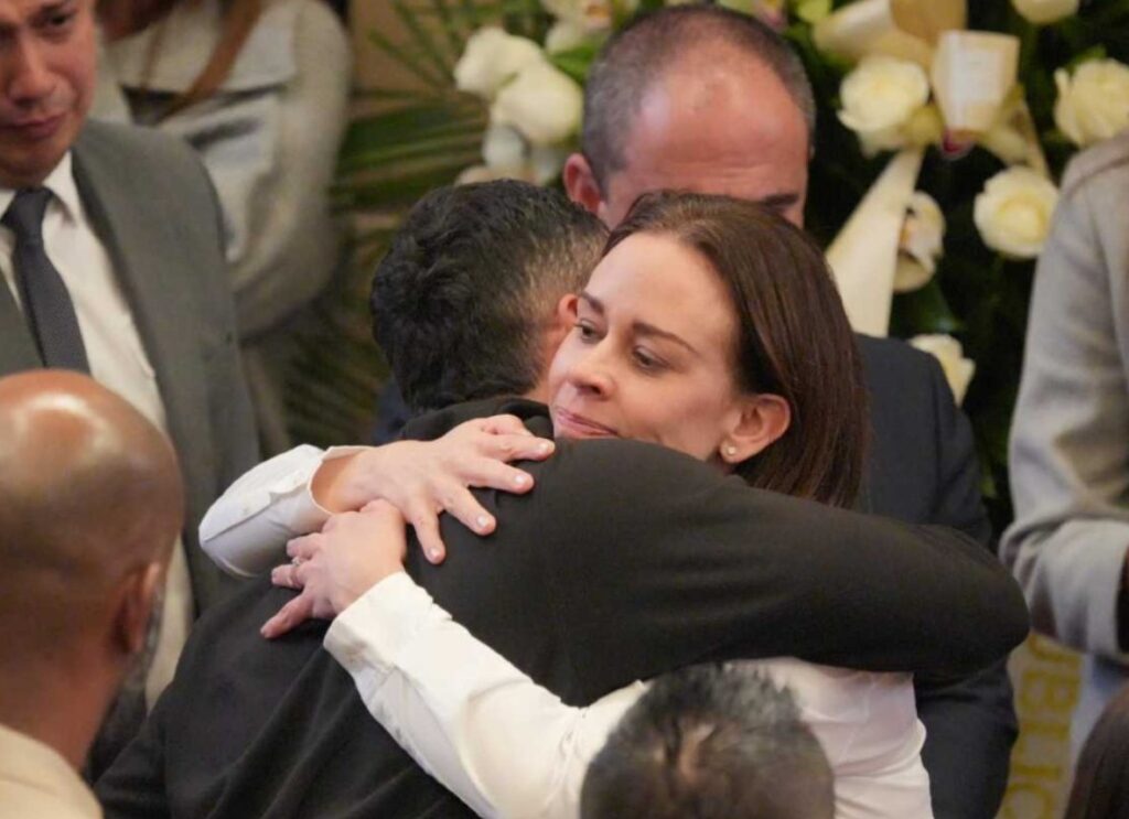 Polémica denuncia de María Claudia Tarazona contra la senadora Cabal por comentario durante velorio de Miguel Uribe