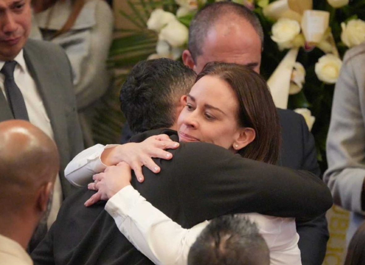 Polémica denuncia de María Claudia Tarazona contra la senadora Cabal por comentario durante velorio de Miguel Uribe