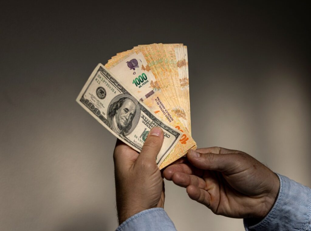 Nación sudamericana pide a sus ciudadanos dejar el dólar y volver a ahorrar en moneda local