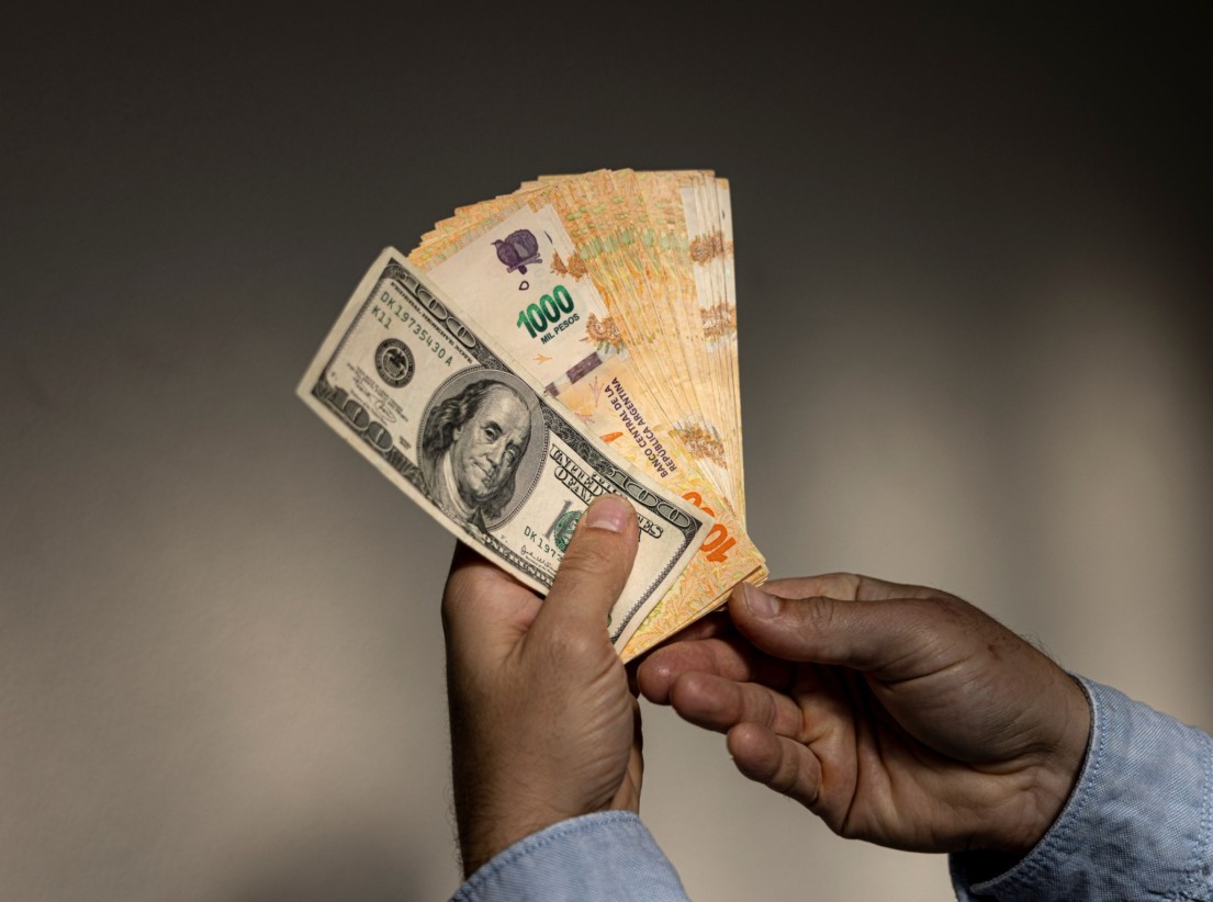 Nación sudamericana pide a sus ciudadanos dejar el dólar y volver a ahorrar en moneda local