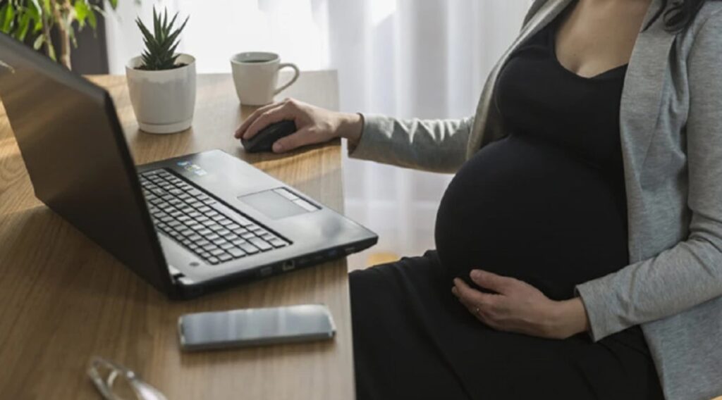 ¿Cuántas semanas reduce la maternidad para el tiempo de pensión en Colombia?