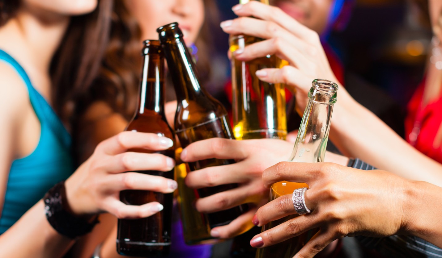 Jóvenes en Colombia reducen el consumo de alcohol y marcan una nueva normalidad social