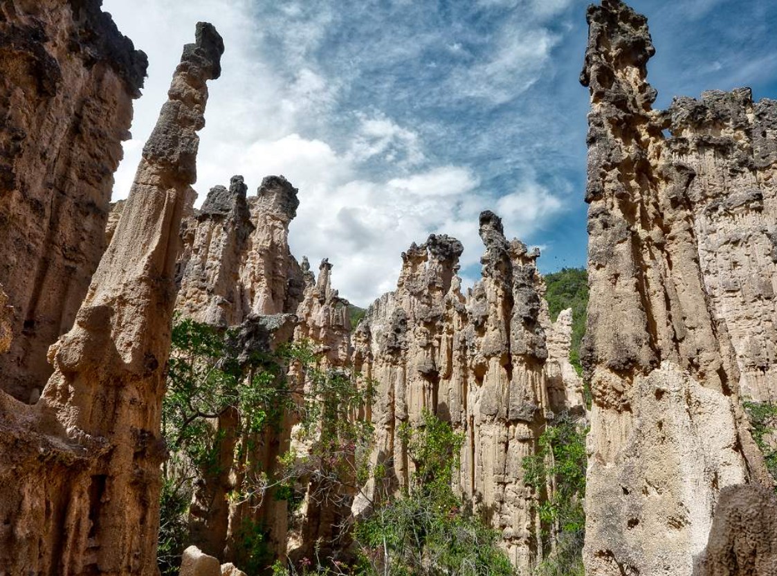 El pueblo de Colombia rodeado por una 'muralla' de roca natural
