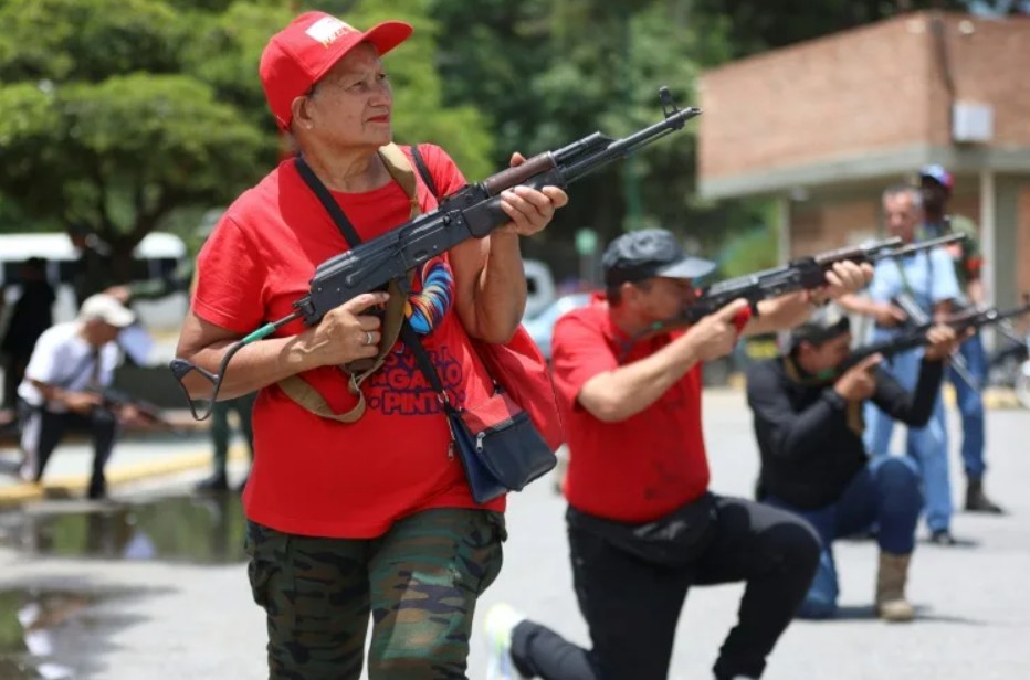 Maduro llama a campesinos a “tomar las armas” y acusa a EE.UU. de agresión militar en el Caribe