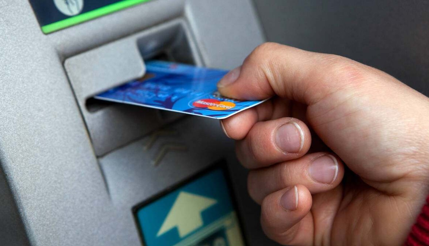 La razón por la que no debe botar el recibo del cajero automático