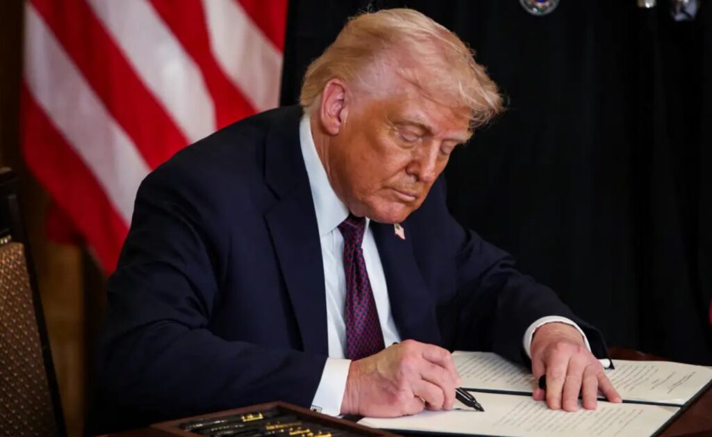 Trump anuncia nuevos aranceles del 100 % a fármacos y más gravámenes a camiones y muebles