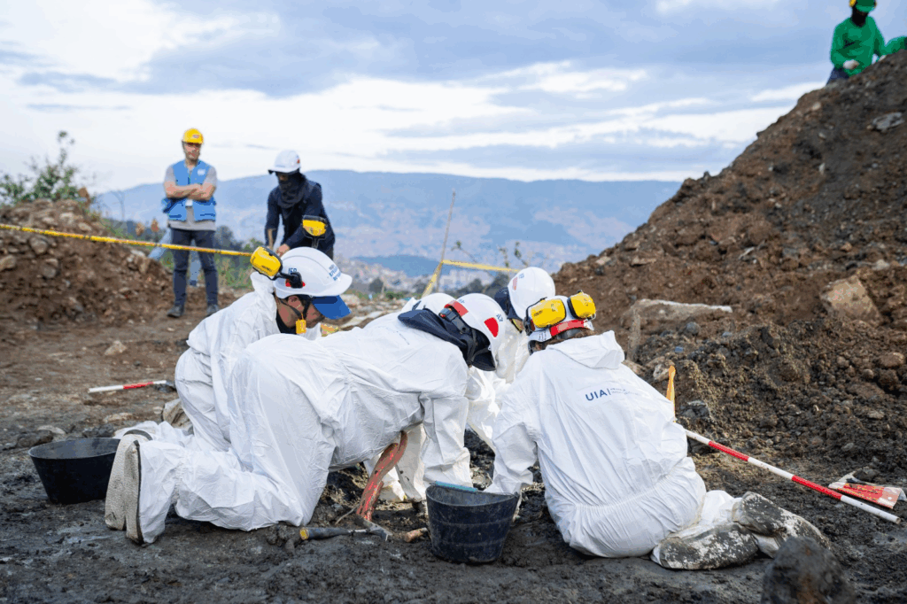 Los equipos forenses han removido más de 56.000 metros cúbicos de tierra en La Escombrera Con información de wradio y caracol radio