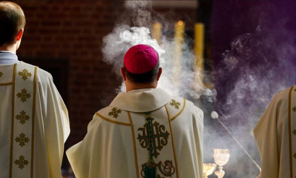 Obispo en Perú renunció tras verse envuelto en relaciones amorosas con 17 mujeres