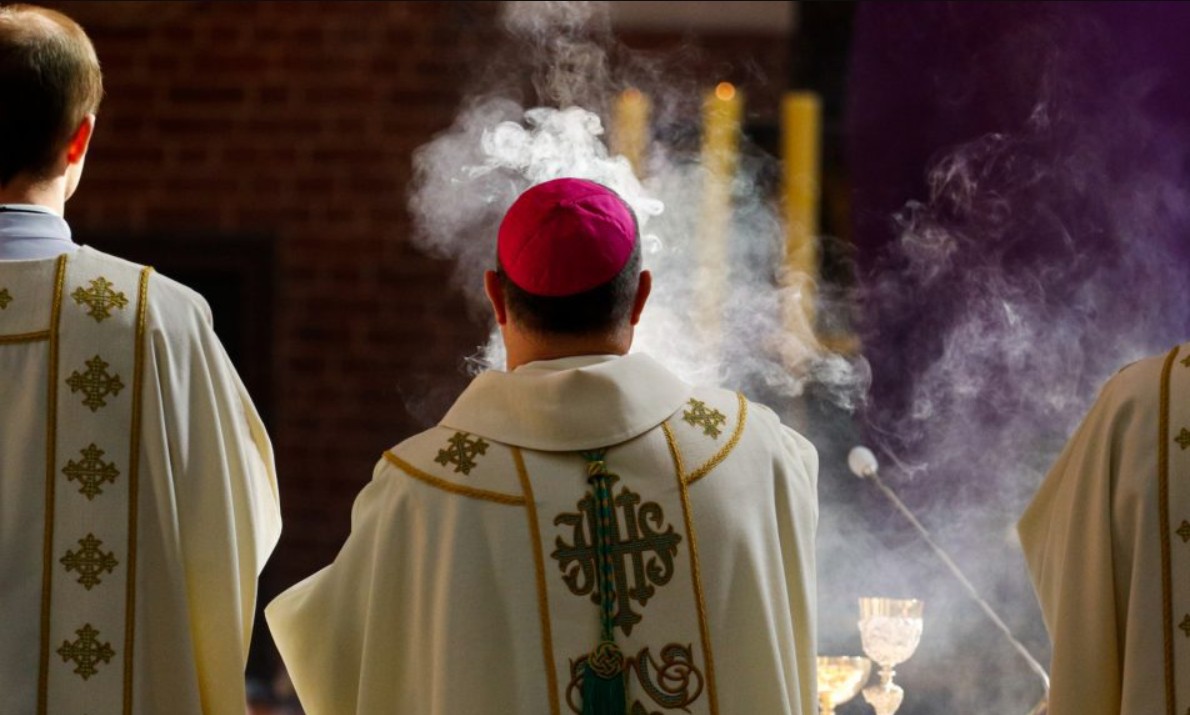 Obispo en Perú renunció tras verse envuelto en relaciones amorosas con 17 mujeres