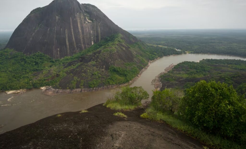 Rescatan indígenas a la deriva en aguas del río Negro en Guainía