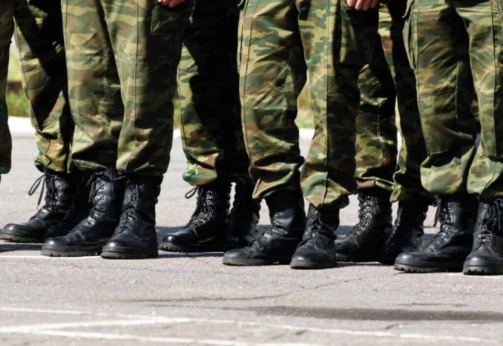 Corte Constitucional ordena al Ejército reconocer identidad no binaria en el servicio militar