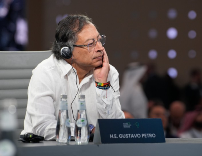 Varado en España al quedarse sin combustible su avión: Petro sufrió primeros efectos de estar en la Lista Clinton