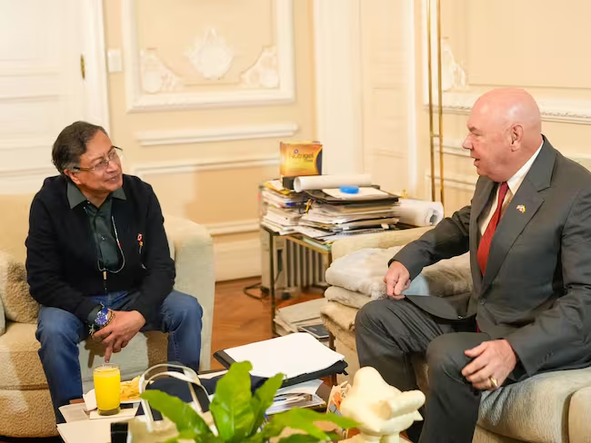 Presidente Petro y encargado en negocios de EE.UU, Jhon McNamara Foto: wradio